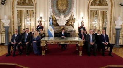 País