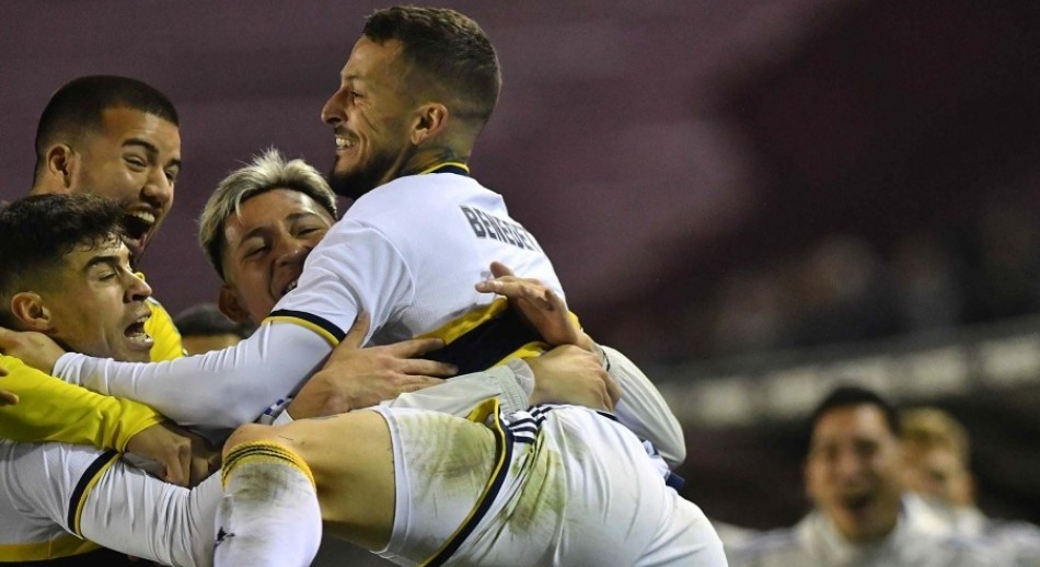 Boca le ganó a Lanús y trepó a la punta